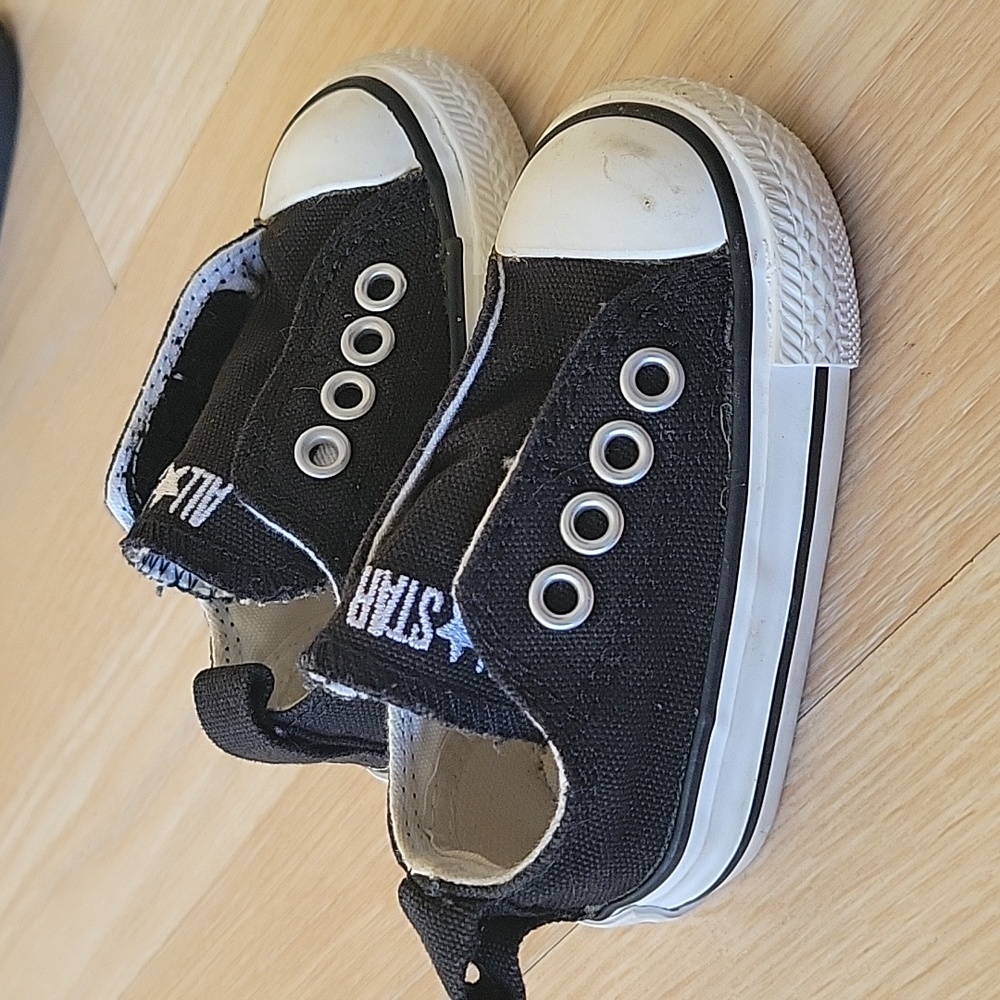 Toddler converse all stars size 2